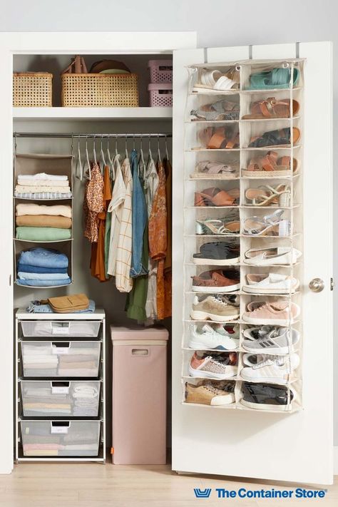 College Drawer Organization, College Shoe Organization, College Dorm Closet Organization Ideas, College Dorm Wardrobe, Dorm Room Clothes Organization, Student Room Organization Ideas, Small Dorm Storage, Small Bedroom Ideas College Apartment, Organizing Ideas For Dorm Rooms