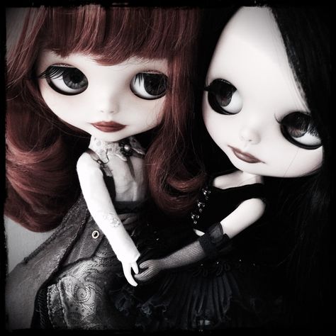 2 Blythe Dolls Together, Two Blythe Dolls, Gothic Blythe Doll, Goth Blythe Dolls, Friend Icon, Doll Icon, Uk Icon, Gothic Pfp, Goth Friends