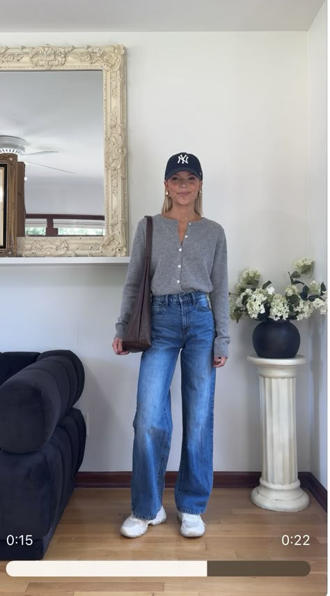 Outfit Ideas 25 Years Old, 23 Year Old Outfits, Slim Straight Jeans Outfit, 26 Year Old Fashion Outfits, 25 Year Old Fashion Outfits, Slouchy Jeans Outfit, Casual Winter Fits, Girls Jeans Outfit, Jeans And Sneakers Outfit