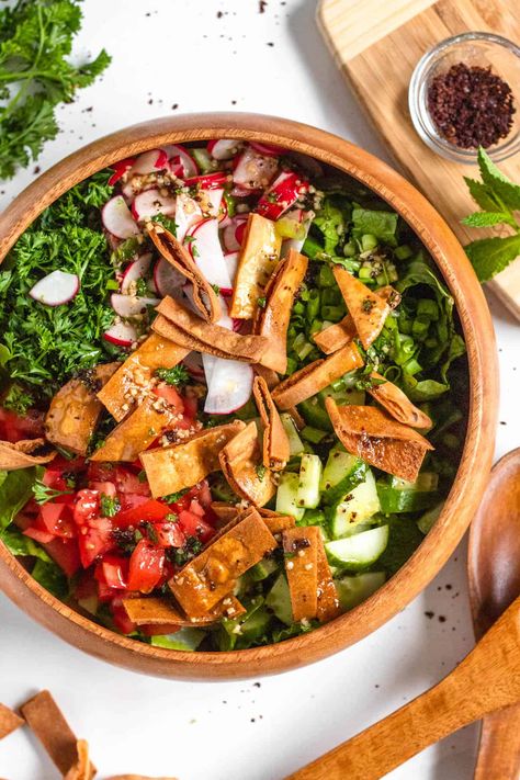 Lebanese Dinner Ideas, Lebanese Stew, Lebanese Food Recipes, Arab Dishes, Lebanese Fattoush Salad, Fattoush Salad Recipe, Middle Eastern Salad, Lebanese Breakfast, Lebanon Food