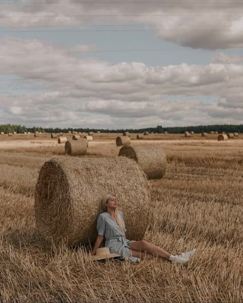 Hay Bale Photoshoot Picture Ideas, Pictures With Hay Bales, Hay Bales Photoshoot, Hay Bale Pictures, Hay Bale Photoshoot, Farm Photoshoot, Western Photo, Village Photos, Beautiful Photoshoot Ideas