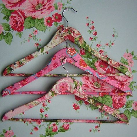 Wooden Coat Hangers, Decoupage Ideas, Clothes Hangers, Wooden Hangers, Mod Podge, Shabby Chic Furniture, Shabby Chic Decor, Diy Projects To Try, Crafty Stuff