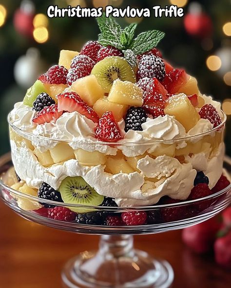 Christmas Pavlova Trifle, Rolled Pavlova, Christmas Pavlova Ideas, Meringue Trifle, Posh Desserts, Pavlova Trifle, Trifle Bowl Recipes, Christmas Pavlova, Trifle Dessert Recipes