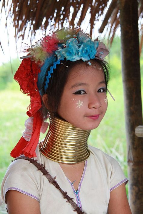 Women with neck rings are called "Paudaung", a Shan term for women wearing these rings.  Besides being descendants of the Mother Dragon, the long necks caused by neck rings are thought to bestow beauty to the women wearing them. Negara Thailand, Giraffe Neck, Neck Rings, Medical Fashion, Indigenous Women, Rings Fashion, Maasai, Body Modifications, People Of The World