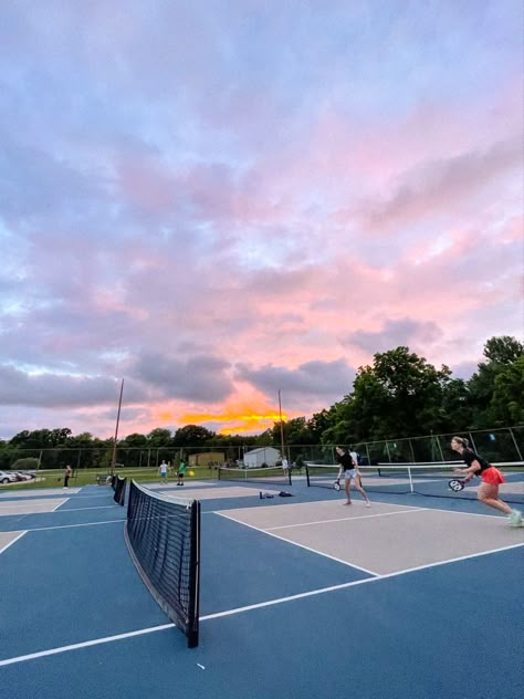 Summer Aesthetic Friends, Mode Tennis, Wealth Aesthetic, Tennis Lifestyle, Board Mood, Tennis Aesthetic, Ball Aesthetic, Summer Tan, Aesthetic Friends