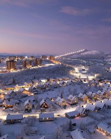 Kiruna Suecia 🇸🇪 - Lugares Asombrosos Kiruna Sweden, Countries To Travel, Lighthouse Tattoo, Working Holiday, Ice Hotel, Arctic Ocean, Light Pollution, Tromso, Arctic Circle