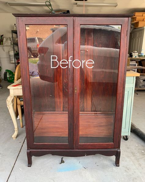 Upcycle Bookcase, Bookcase Makeover, Painting Bookcase, Vintage Booth Display, Bookcase Ideas, Glass Bookcase, Antique Mall Booth, Bookcase With Glass Doors, Antique Bookcase