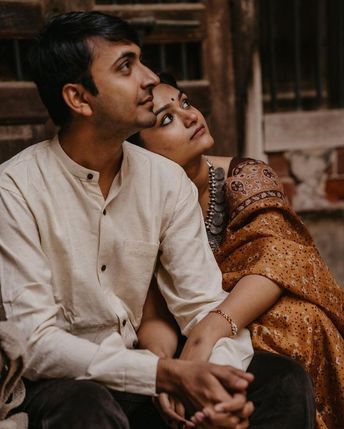 Couple Photo Poses Traditional, Photoshoot Ideas For Prewedding, Aesthetic Prewedding Ideas, Onam Poses For Couples, Pre Wedding Photoshoot Aesthetic, Indian Wedding Couple Shoot, Aesthetic Pre Wedding Shoot, Couple Prewedding Poses, Saree Couple Poses Aesthetic