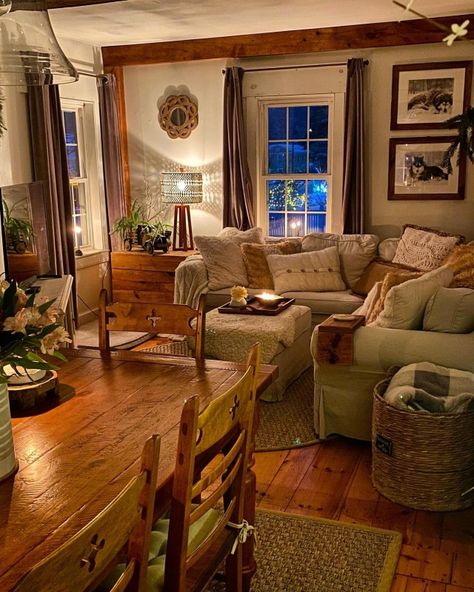 The Art of Simple Living 𝓫𝔂𝓜𝓮𝓰 ༄ Second Hand Living Room, American Farmhouse Living Room, Southern Cozy Home, Southern Cabin Decor, Old Fashioned Decorating Ideas, Prarie Core Aesthetic House, Natural Wood Furniture Living Room, Farmhouse Style House Living Room, Country House Interior Living Rooms