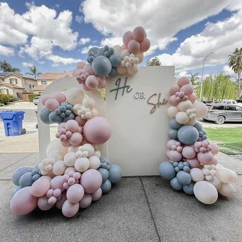 L & D Custom Party Designs | I can stare at this gorgeous neutral gender reveal set up ALL DAY long 😍 Balloon colors: Tuftex fog, pastel dusk creme and pastel dusk… | Instagram Pastel Color Gender Reveal Party, Gender Reveal Decorations Neutral Colors, Table Decor For Gender Reveal Party, Park Gender Reveal Party Decor, Gender Reveal Ideas Pastel Colors, Gender Neutral Gender Reveal Party, Luxury Gender Reveal Party, Neutral Color Gender Reveal Party, Gender Reveal Ideas Nude Colors