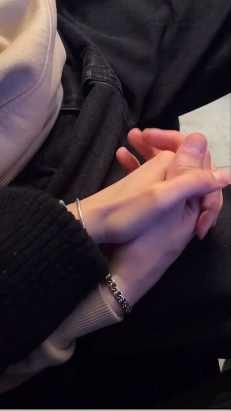 Niki And Sunoo Holding Hands, Discover Aesthetic, Izmir Turkey, Couple Holding Hands, Couple Hands, 사진 촬영 포즈, Jennie Rose, Ulzzang Couple, Korean Couple