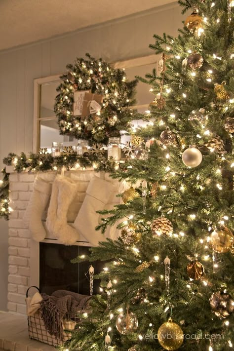 Rustic Glam Christmas Tree, Christmas Tree Inspiration Rustic, Outdoor Light Ideas, Christmas Window Ideas, Rustic Glam Christmas, Christmas Tree Ideas Decorating, Glam Christmas Tree, Mantel Christmas, Christmas Lights Outside