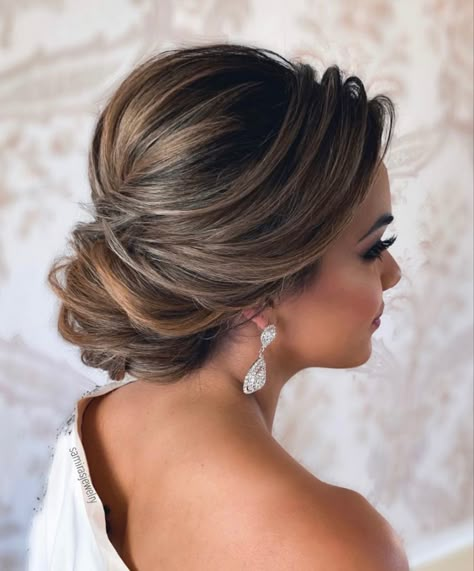 Mother Of The Bride Hairdos, Mother Of The Groom Hairstyles, Sanggul Modern, Wedding Hair Up, Mother Of The Bride Hair, Guest Hair, Bridal Hair Buns, Hair And Makeup Ideas, Elegant Wedding Hair