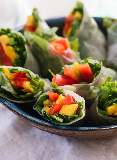 mango & red pepper spring rolls with arugula and a creamy avocado cilantro dipping sauce - cookieandkate.com Avocado Dipping Sauce, Vegan Spring Rolls, Fresh Appetizers, Burger Ideas, Spa Food, Wedding Appetizers, Spa Night, Small Food Processor, Summer Appetizer