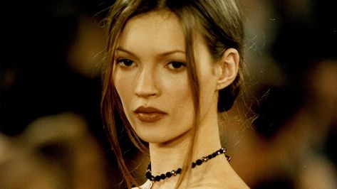 This Set of ’90s Supermodel Updos Will Get You Through the Rest of Summer | Vogue 90s Prom Makeup, Make Up 90s Style, 90s Prom Hairstyles, 90s Hair Updo, 90s Prom Hair, 90s Updo Hairstyles, Updo 90s, Curly Top Knot, 1990 Style