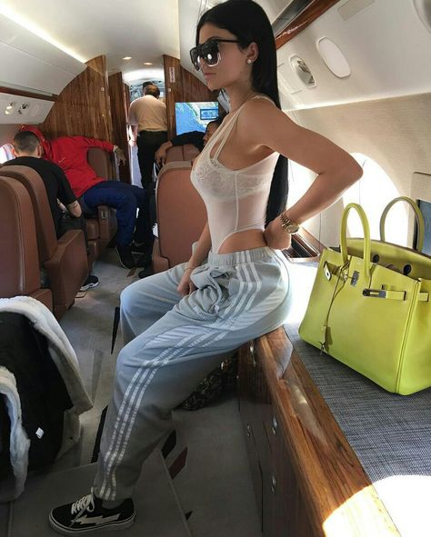 King Kylie Outfit, Moda Kylie Jenner, Kendall Ve Kylie, Style Kylie Jenner, Adidas Pants Outfit, Kylie Jenner Fotos, Stile Kylie Jenner, Look Kylie Jenner, Estilo Kardashian