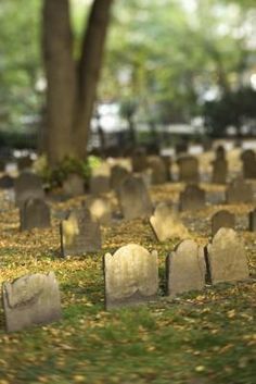 How to Make Homemade Cement Memorial Tombstones Diy Sand Tray, Cleaning Headstones, Memorial Stones Diy, How To Clean Headstones, Diy Headstone, Pet Gravestone, Sandplay Therapy, Walking Dead Party, Tiny Crafts