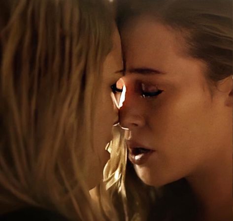 Clarke And Lexa Kiss, Alicia Ftwd, Clarke E Lexa, Alicia Clark Ftwd, The 100 Aesthetic, Lexa E Clarke, 100 Aesthetic, Wlw Ships, The 100 Characters