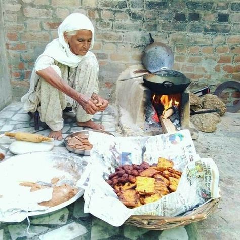 Village Composition, Punjab House, Escape Room Themes, Punjabi Art, Punjab Culture, Punjabi Virsa, Routine Work, Mango Dessert Recipes, Village Women