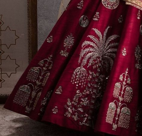 Lehenga Kali Designs Embroidery, Hand Embroidery Lehenga Designs, Hand Embroidery Lehenga, Embroidery Fashion Detail, Zardozi Embroidery, Lehenga Designs Simple, Lehenga Blouse Designs, Miniature Paintings, Couture Embroidery