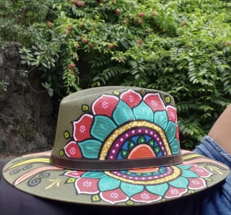 Hand Painted Hats Design, Painted Hats For Women, Hats Painting, Native Hat, Painting Hats, Hat Burning Ideas, Painting Denim, Embellished Hats, Diy Wall Hanging Yarn