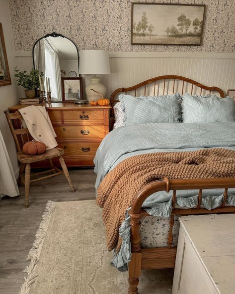 Cosy Homes, Bedroom Stuff, Yard House, Sitting Rooms, Casa Country, Farmhouse Vintage, Casa Vintage, Cottage Bedroom, Room Redo