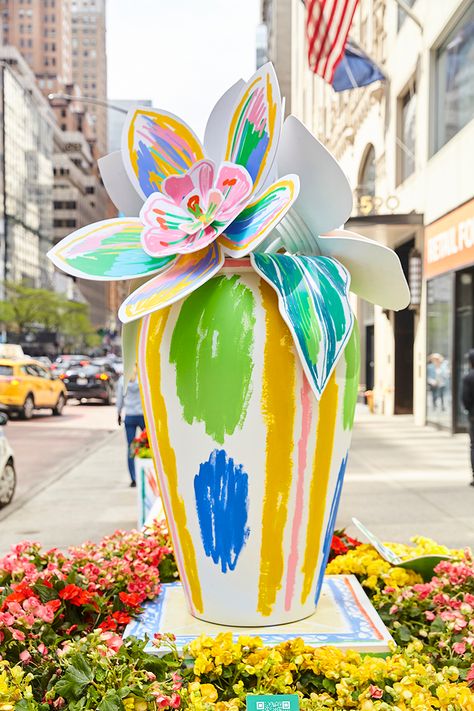 Alexandre Benjamin Navet Transforms Fifth Avenue into a Bloom-Filled Wonderland - Galerie Door Art Installation, Installation Art Ideas, Flower Pop Art, Flowers Installation, Spring Installation, Flower Exhibition, Festival Flowers, Spring Elements, Spring Creative