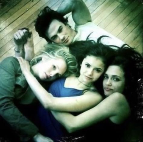 Nina Dobrev Instagram, Tvd Bts, The Vampire Diaries Cast, Diary Movie, Tvd Aesthetic, Stile Blair Waldorf, Damon Salvatore Vampire, Ian Joseph Somerhalder, Vampire Diaries Poster