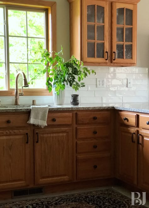 Kitchen Tiles Backsplash Oak Cabinets, Medium Oak Kitchen Cabinets White Countertops, Backsplash In Small Kitchen, Entryway By Kitchen, Quartz Kitchen Countertops With Oak, Oak Kitchen Quartz Countertops, Oak Cabinet Kitchen Backsplash, Formica Countertops With Honey Oak Cabinets, Traditional Design Interior