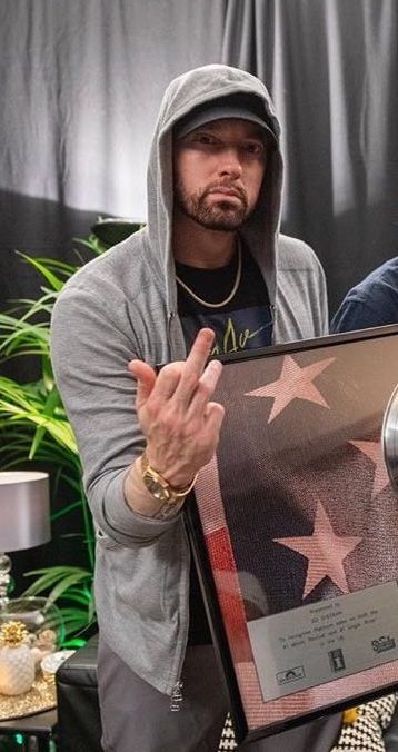 Eminem Flipping Off, Funny Spongebob Videos, Eminem Videos, Eminem Lyrics, Marshall Eminem, Lawyer Jokes, Eminem Wallpapers, Eminem Photos, Eminem Rap