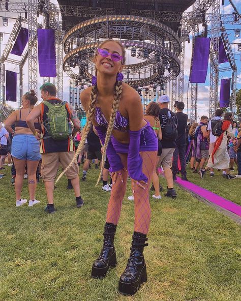 Rave Party Aesthetic, Edc Outfits Ideas, Festival Poses, Picnic Fits, Summer Festival Style, Summer Rave Outfits, Festival Crowd, Edm Rave Outfits, Rave Sunglasses