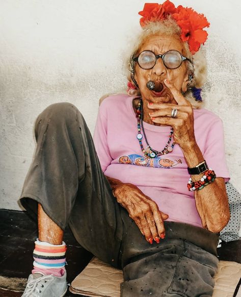 Fabulous Old Lady, Cool Grandma, Crazy Grandma, Angry Grandma, Funny Granny Pictures, Eccentric Old Lady Aesthetic, Crazy Old Cat Lady, Funny Dance Moves, Weird Photography