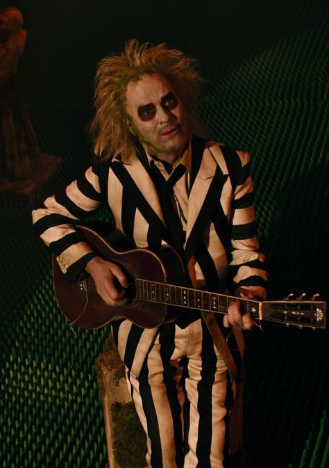 Michael Keaton Beetlejuice, Beetlejuice Characters, Beetlejuice Halloween Costume, Beetlejuice Makeup, Beetlejuice 2, Beetlejuice Lydia, Beetlejuice Fan Art, Halloween Costume Suit, Beetlejuice Movie