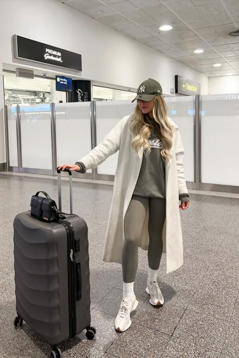 Airport winter and cold weather outfit cool inspiration 2023 Airport Outfit Long Flight, Casual Airport Outfit, Airport Outfit Comfy, Airport Outfit Winter, Comfy Spring Outfits, Cute Airport Outfit, Outfit Ideas Comfy, Chic Travel Outfit, Airport Outfit Ideas