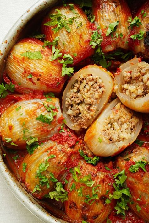 This recipe for Greek Stuffed Onions is one of my favs because it is so dang comforting. I grew up eating Salantourmasi and I want to share this traditional (and delicious) recipe with you. Beef Recipes Healthy Clean Eating, Mediterranean Greek Recipes, Middle Eastern Stuffed Onions, Delicious Savory Recipes, Stuffed Veggies Recipes, Greek Aubergine Recipes, Onion Dolmas Recipe, Cultural Dinner Ideas, Yummy Meat Recipes