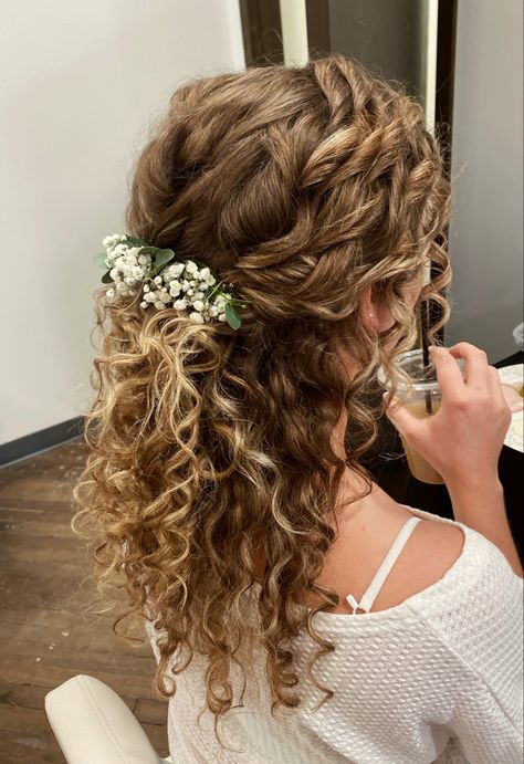 Natural Hair Updo Wedding, Bridesmaid Hair Curly, Curly Hair Half Up Half Down, Curly Bridal Hair, Hair Half Up, Curly Wedding Hair, Naturally Curly Hair, Half Up Half Down Hairstyles, Prom Hair Down