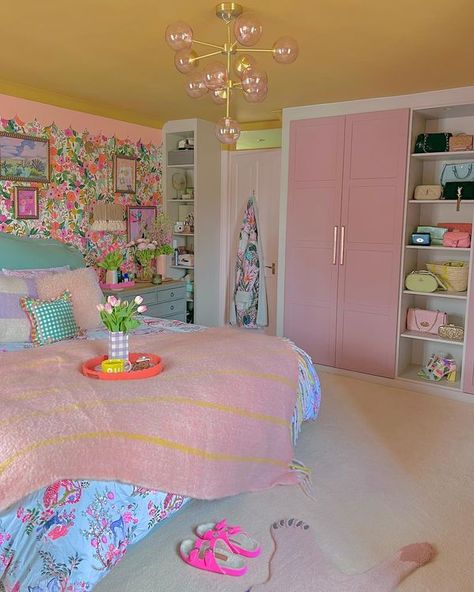 Good Vibes Maximalist Decor Bedroom, Bright Room Colors, Interior Design Content, Girl Picsart, Future Bedroom Ideas, Bad Room, Stories Love, Pastel Home Decor, Skin Photo