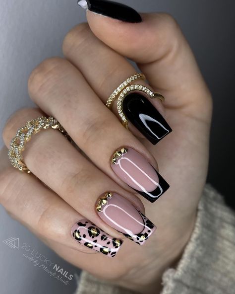 💫 Dazzle with detail with over 50 intricate gold nail designs. These designs offer a sophisticated and luxurious flair. Check out the best winter nails ideas and designs for short nails, almond nails and coffin nails in this article. Leopard Print Nail, Gold Nail Designs, Fancy Nails Designs, Nail Designs Ideas, Gold Nail, Leopard Nails, Nail Envy, Short Acrylic Nails Designs, Elegant Nails