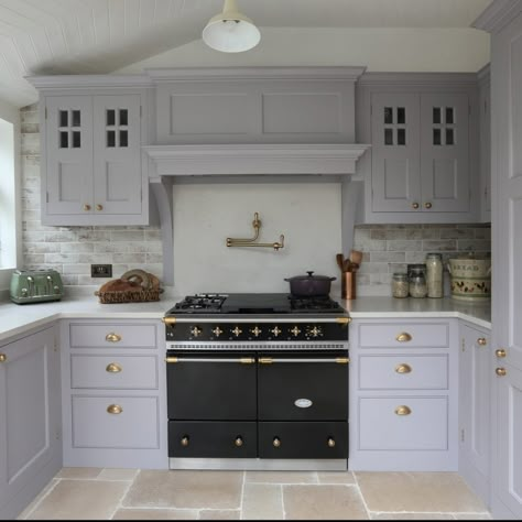 Most Popular Kitchens, Range Cooker Kitchen, Wandsworth London, Kombuis Idees, Kitchen Cooker Hood, Lacanche Range, Painted Shaker Kitchen, Kitchen Mantle, American Style Kitchen