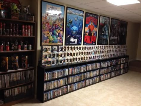 Dvd Storage Ideas, Skjulte Rum, Diy Dvd Storage, Diy Dvd, Sala Cinema, Movie Theater Rooms, Geek Room, Dvd Shelves, Nerd Room