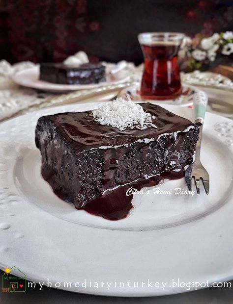 Turkish Chocolate, Chocolate Desserts Cake, Turkish Sweets, Chocolate Slice, Turkish Desserts, Slices Recipes, Traditional Cakes, Moist Chocolate Cake, Delicious Cake Recipes