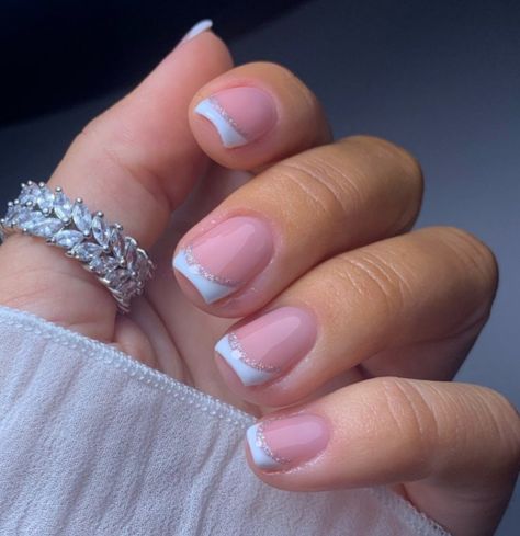 White Tips With Glitter Line, French Tip Nails 2023 Trends, Gel Manicure Ideas For Short Nails Summer French Tips, French Tip With Glitter Line, White French Tips With Glitter, French Manicure With Glitter, French Tip Gel Nails, Nails Yellow, Simple Gel Nails