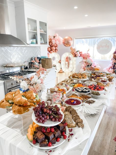 30th House Party Decor, Birthday Table Ideas For Adults, Home 30th Birthday Party, 35th Birthday Brunch Ideas, 30th Birthday Ideas At Home, 30th Birthday Floral Theme, 30th Food Ideas, Modern 30th Birthday Party, Home Birthday Brunch Ideas