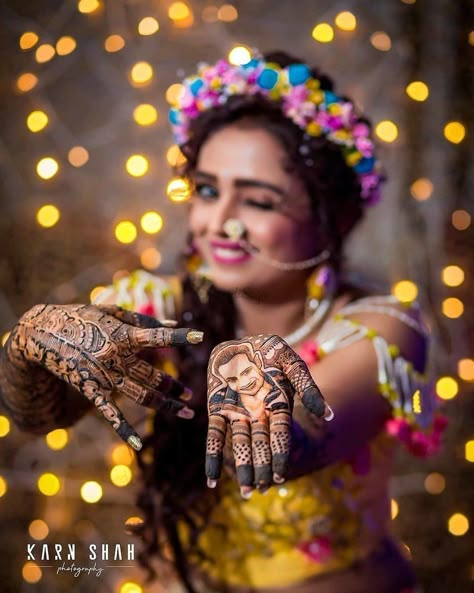 Solo Mehendi Pose Idea For Bride   #bride #indianwedding #bridalinspo #shaadisaga #weddinginspo  #mehndioutfit #mehendi   #mehndijewellery  #bridaldiaries #desibride #bridesofindia #photoideas Mehandi Pose, Mehendi Shoot, Mehendi Pose, Mehandi Poses, Mehndi Photoshoot, Mehendi Poses, Mehndi Poses, Bride Mehandi, Mehendi Photoshoot