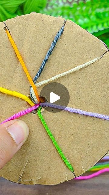 Yarn And Cardboard Craft, Crafts With Leftover Yarn, Yarn Cardboard Craft, Yarn Bookmarks Diy Easy, Cardboard Yarn Crafts, Cardboard And Yarn Crafts, Cardboard Crafts Ideas, Crafts With Yarn For Kids, Easy Crafts To Sell Diy