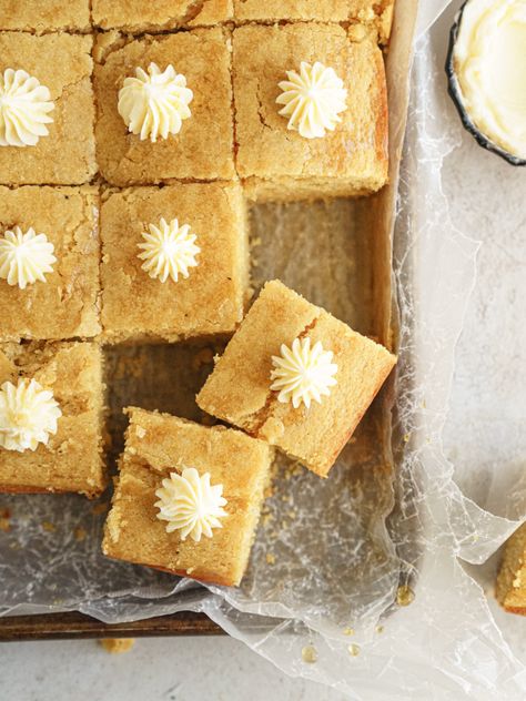 Cake Like Cornbread - savory and moist crumbs corn bread, with homemade fluffy and sweet honey butter. It has the perfect texture of cornbread! Cornbread Desserts, Cake Like Cornbread, Cornbread Savory, Cornbread Dessert, Fluffy Cornbread, Leftover Cornbread, Cornbread Cake, How To Make Cornbread, Corn Cake