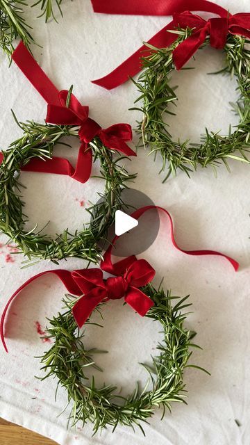 Simple Diy Christmas Wreaths, Rosemary Christmas Decor, Hang A Wreath With Ribbon, Simple Christmas Wreath Ideas, Rosemary Decor, Rosemary Wreaths, Rosemary Christmas Tree, Christmas Trimmings, Christmas Instagram