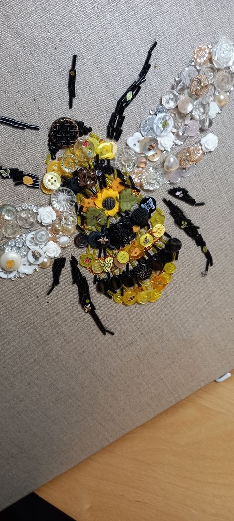 Bumble Bee Button Art, Repurposed Buttons Craft Ideas, Button Sculpture Art, Things To Do With Buttons Projects, Button Art Ideas Craft Projects, Creative Button Ideas, Beads Pictures Ideas, Crafts To Make With Buttons, Button Quilts Ideas