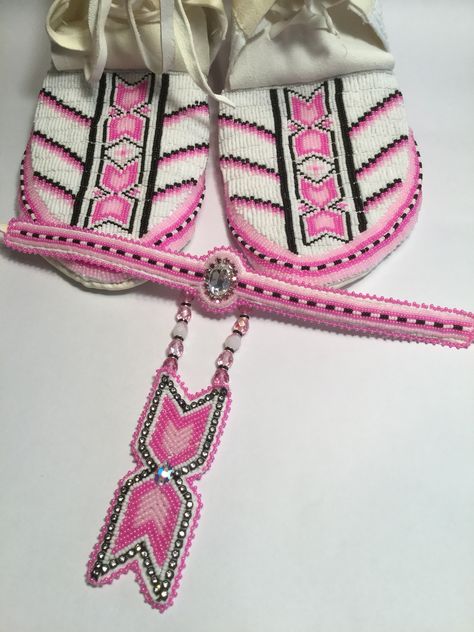 Beaded moccasins and choker by Lynnette Duenas Pink Regalia, Regalia Beadwork, Fancy Shawl Regalia, Powwow Beadwork, Powwow Outfits, Pow Wow Regalia, Native Beauty, Fancy Shawl, Native American Moccasins