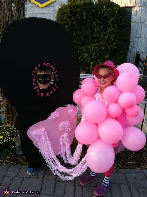 This brother and sister duo who went as bubblegum stuck to a shoe. Bottom Of A Shoe, Brother Sister Halloween Costumes, Homemade Costumes For Kids, Sister Halloween Costumes, Sibling Halloween Costumes, Sibling Costume, New Halloween Costumes, Costume Works, Homemade Costumes